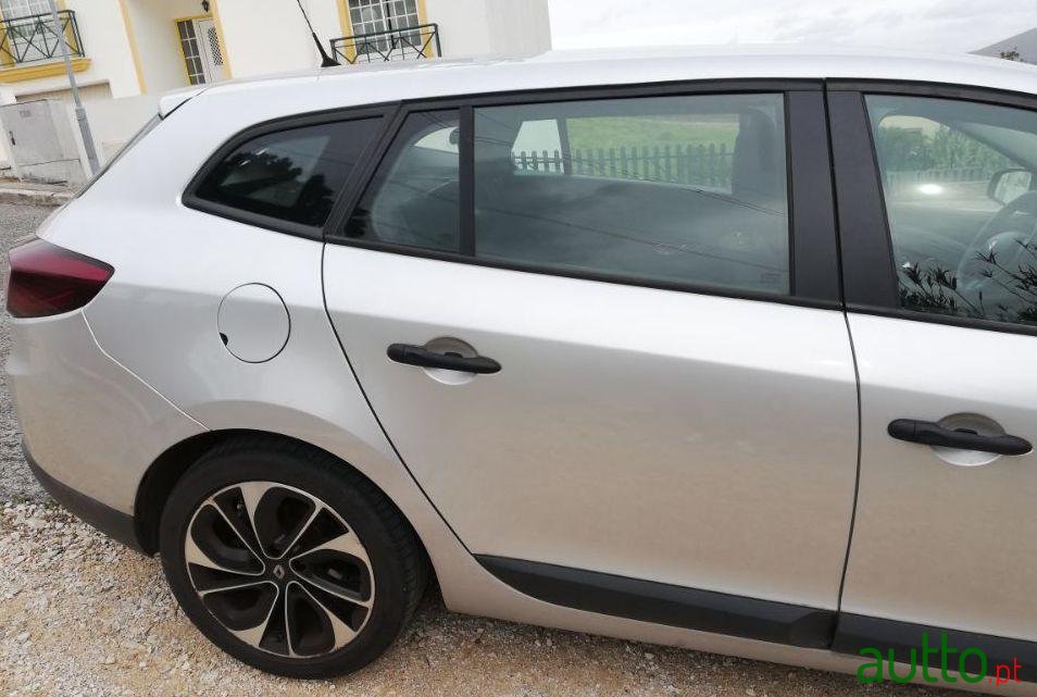 2011' Renault Megane photo #3