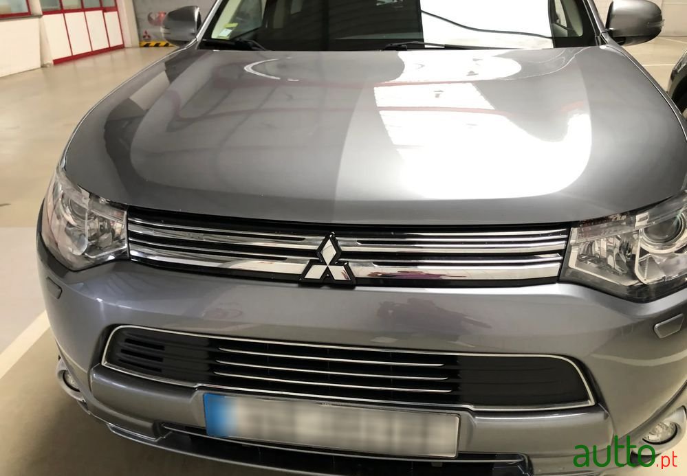 2015' Mitsubishi Outlander photo #2