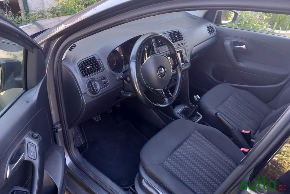 2015' Volkswagen Polo photo #5