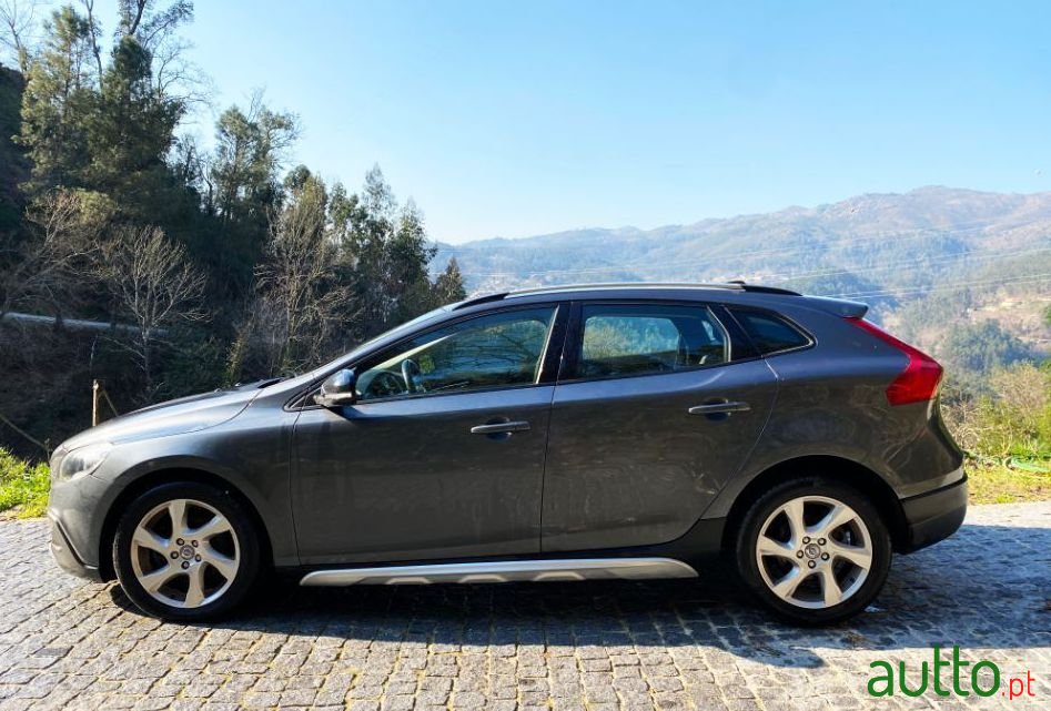 2013' Volvo V40 Cross Country photo #2