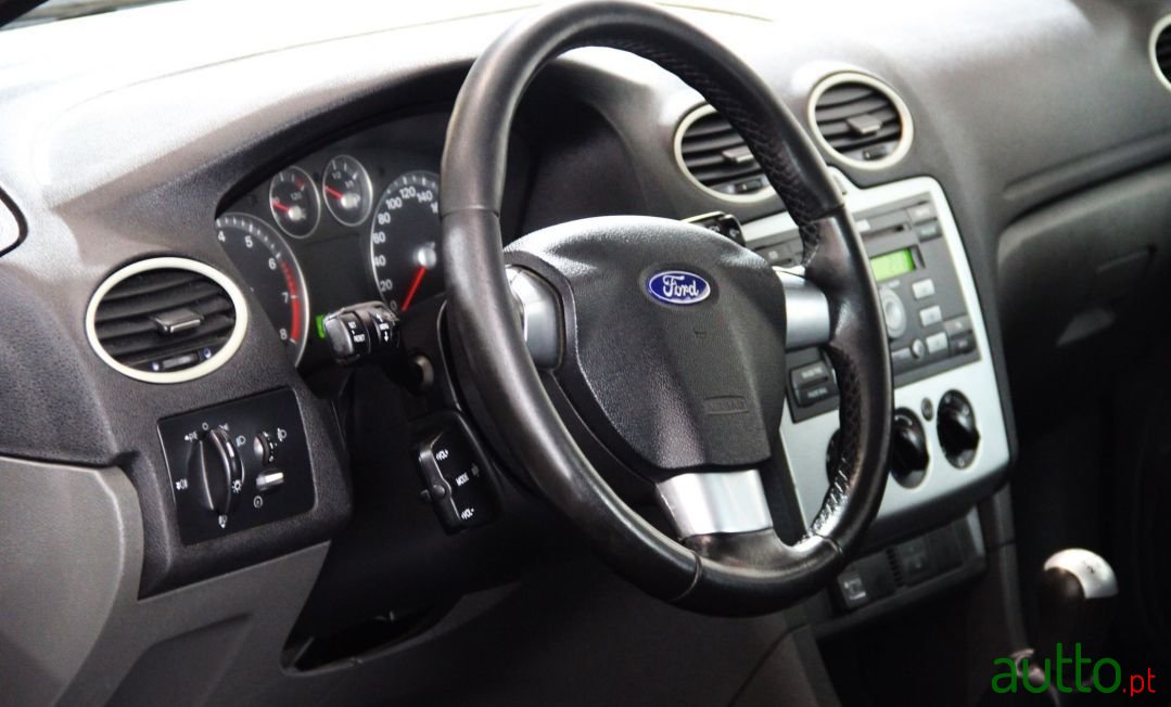 2005' Ford Focus Sw photo #5