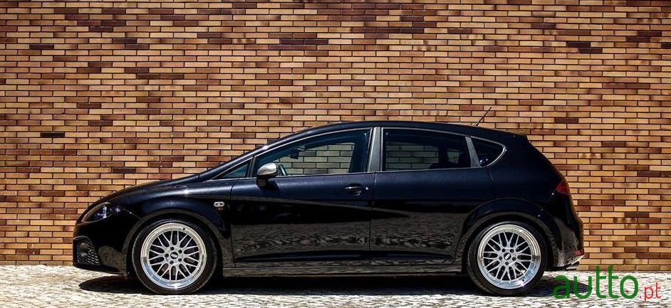 2006' SEAT Leon photo #1