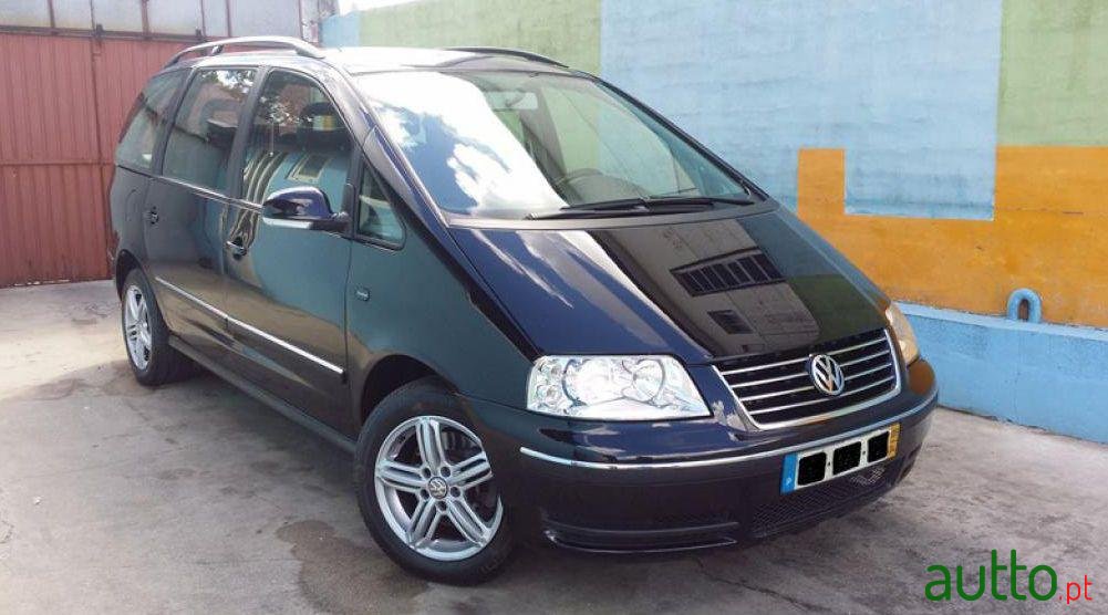 2009' Volkswagen Sharan 2.0 TDi BlueMotion photo #4