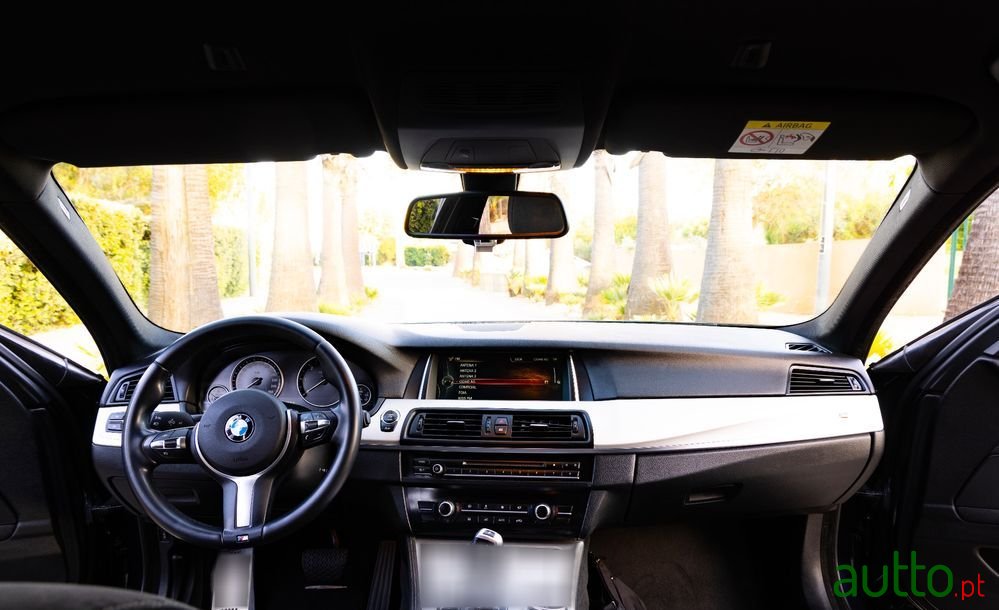 2015' BMW 520 D Pack M Auto photo #5