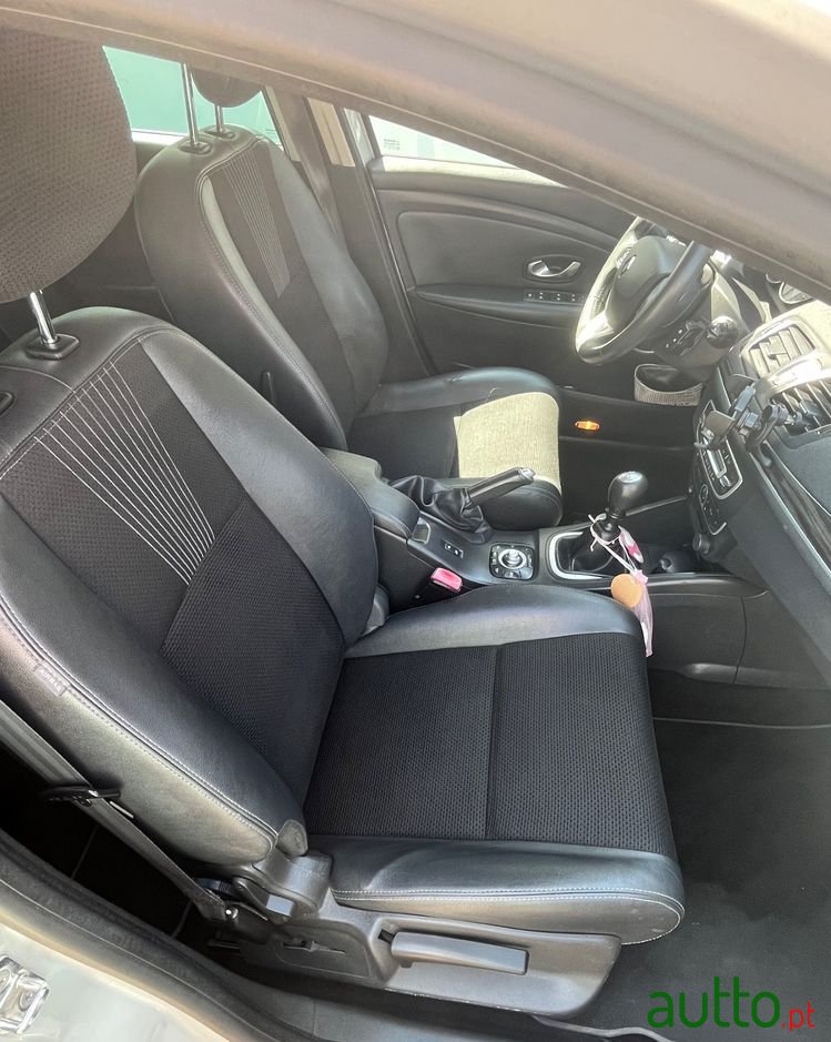 2010' Renault Mégane Sport Tourer photo #6