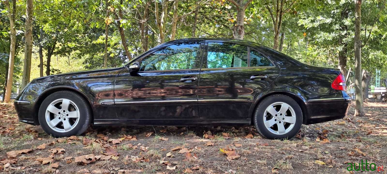 2002' Mercedes-Benz E-Class E220 photo #2