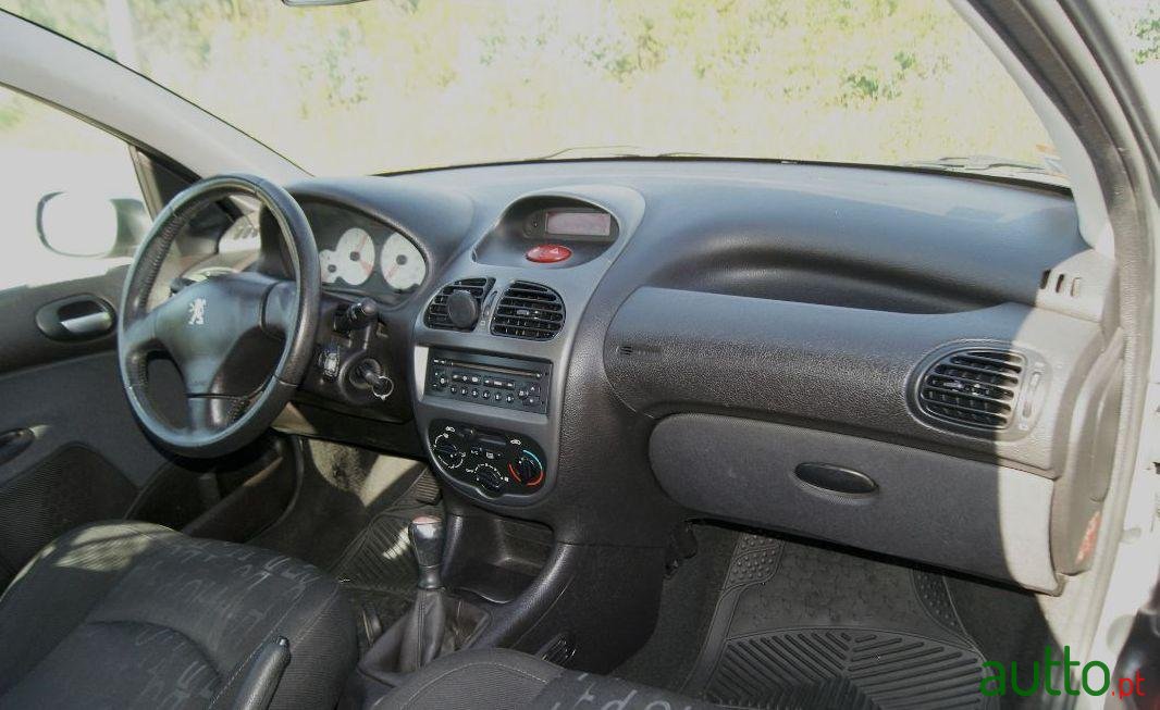 2005' Peugeot 206 1.6 Hdi photo #2