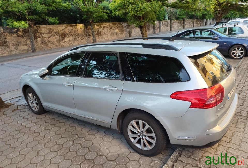 2010' Citroen C5 Tourer photo #4