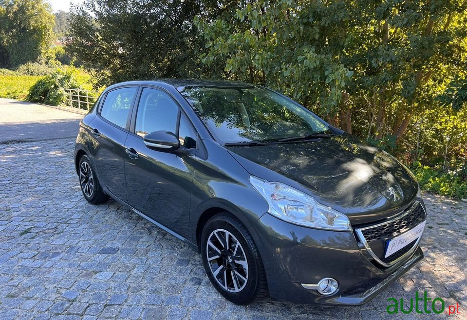 2012' Peugeot 208 photo #2