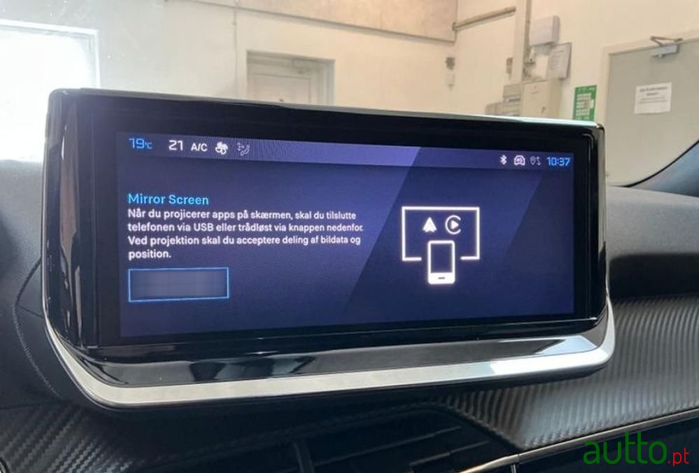 2023' Peugeot 2008 photo #3