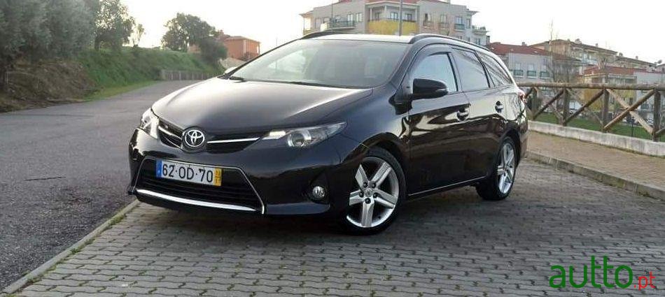 2013' Toyota Auris Touring Sports photo #2