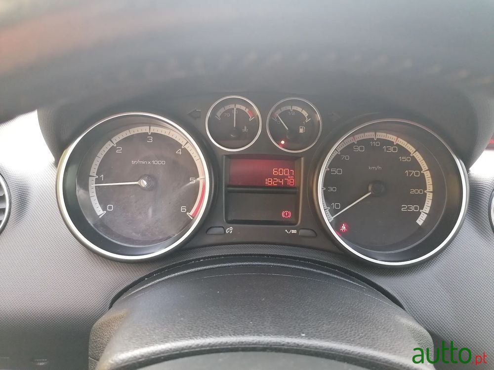 2011' Peugeot 308 photo #6