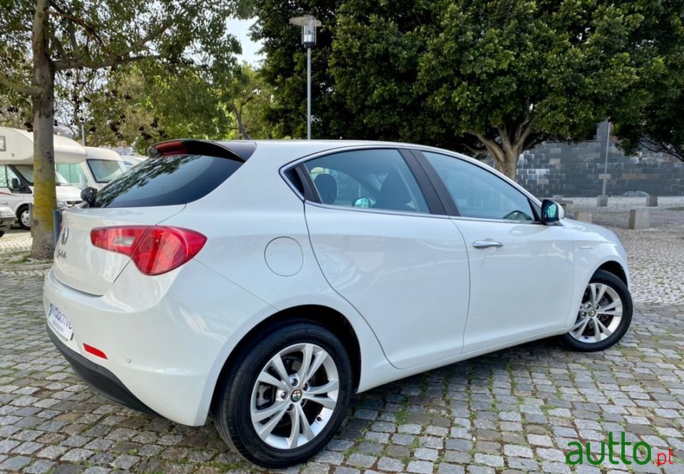 2010' Alfa Romeo Giulietta photo #6