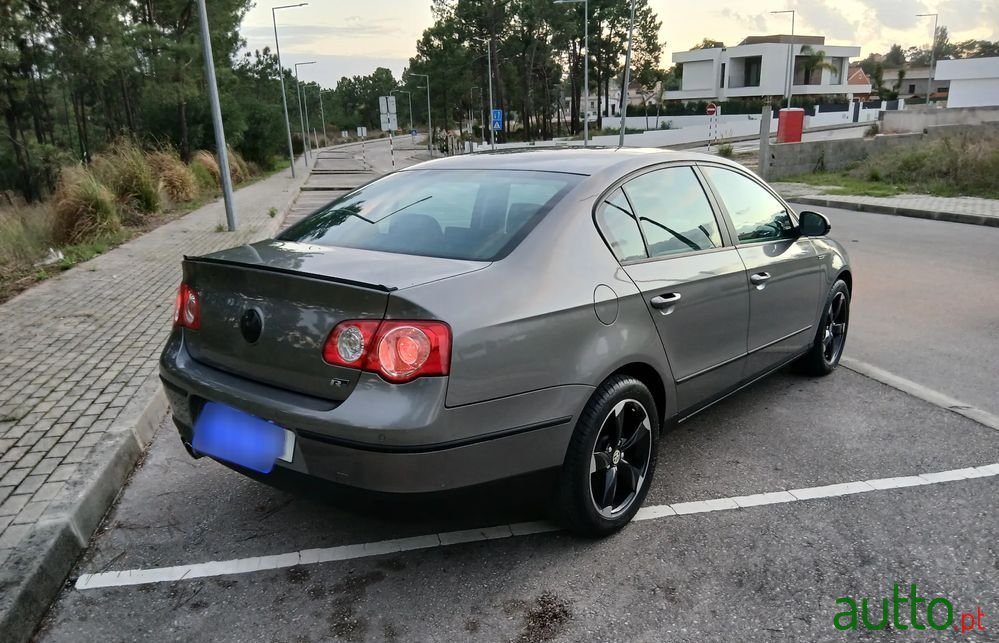 2005' Volkswagen Passat photo #2