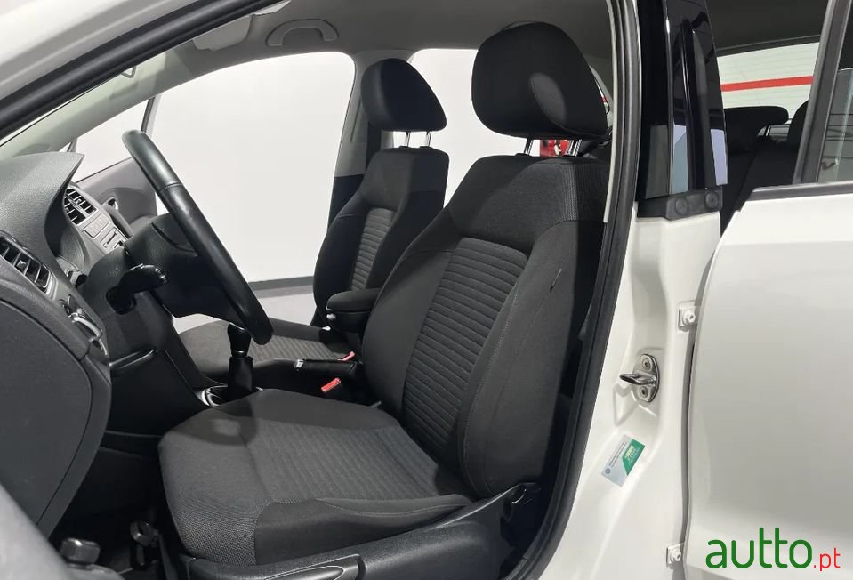 2014' Volkswagen Polo photo #6