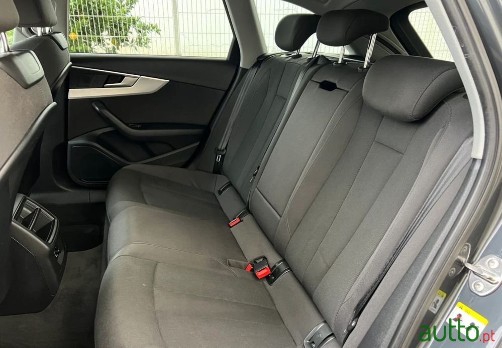 2017' Audi A4 Avant photo #6