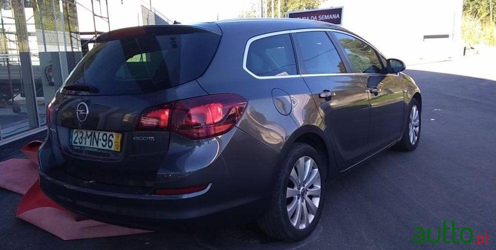 2011' Opel Astra Sports Tourer photo #1