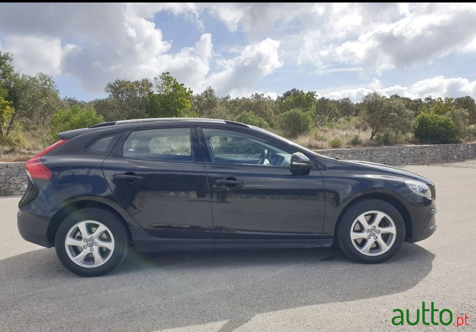 2015' Volvo V40 Cross Country photo #4