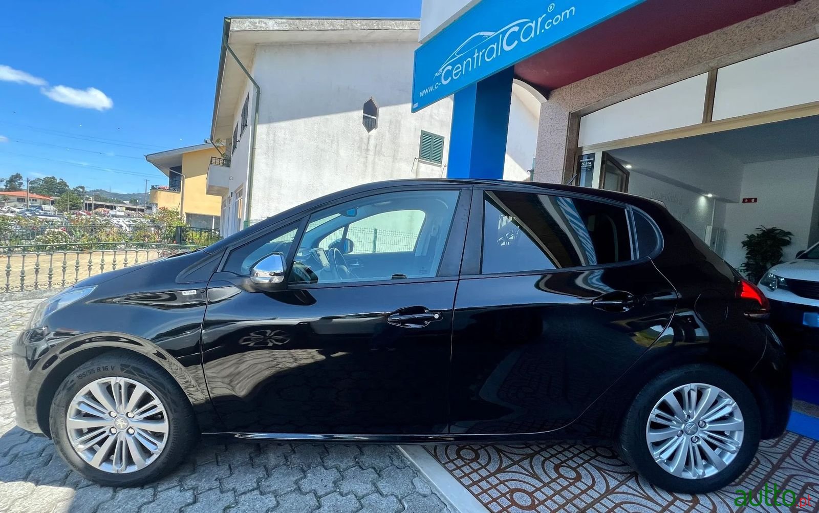2017' Peugeot 208 photo #6