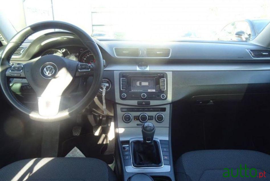 2013' Volkswagen Passat Variant photo #2