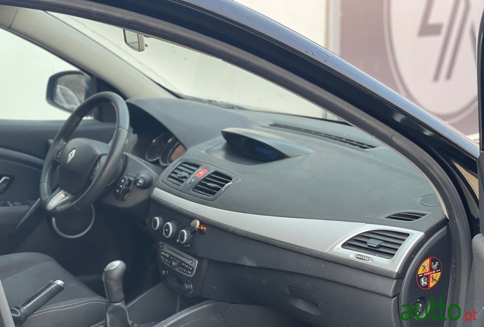 2010' Renault Megane Sport Tourer photo #4