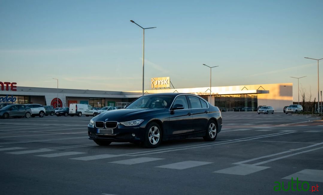 2013' BMW 320 photo #2