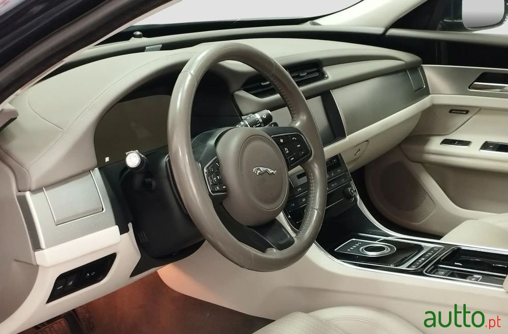 2016' Jaguar XF photo #6