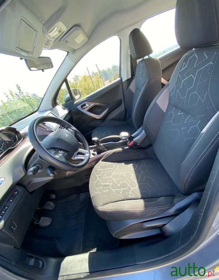 2015' Peugeot 2008 photo #5