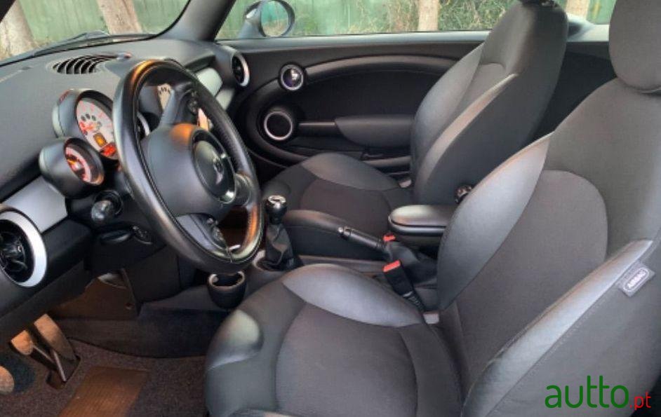 2010' MINI Cabrio photo #5