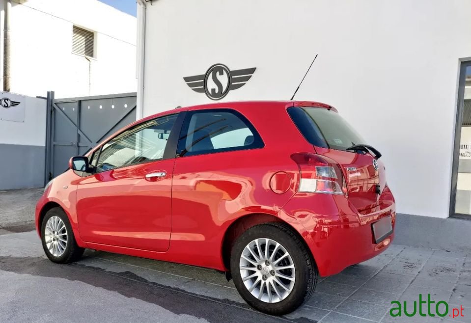 2011' Toyota Yaris photo #3