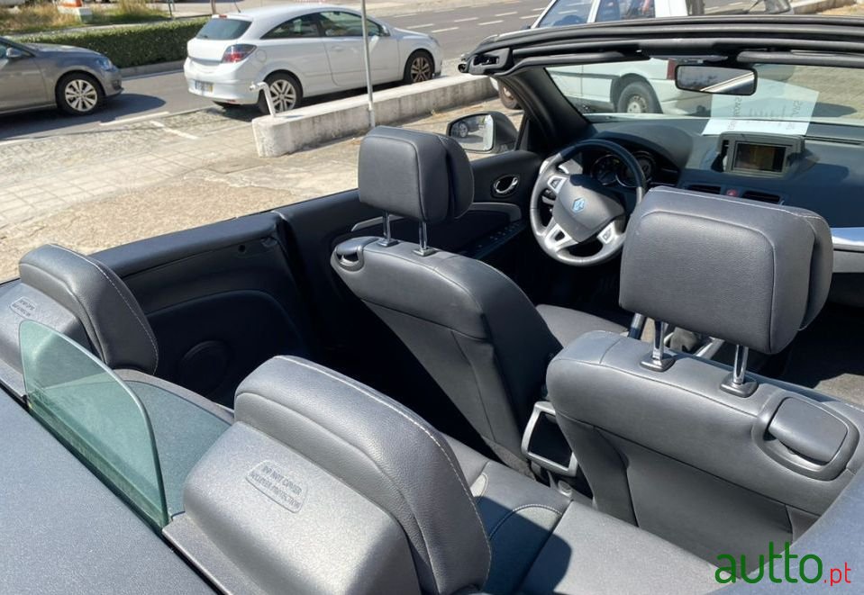 2012' Renault Megane photo #3