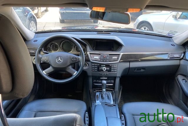 2009' Mercedes-Benz E-250 photo #3