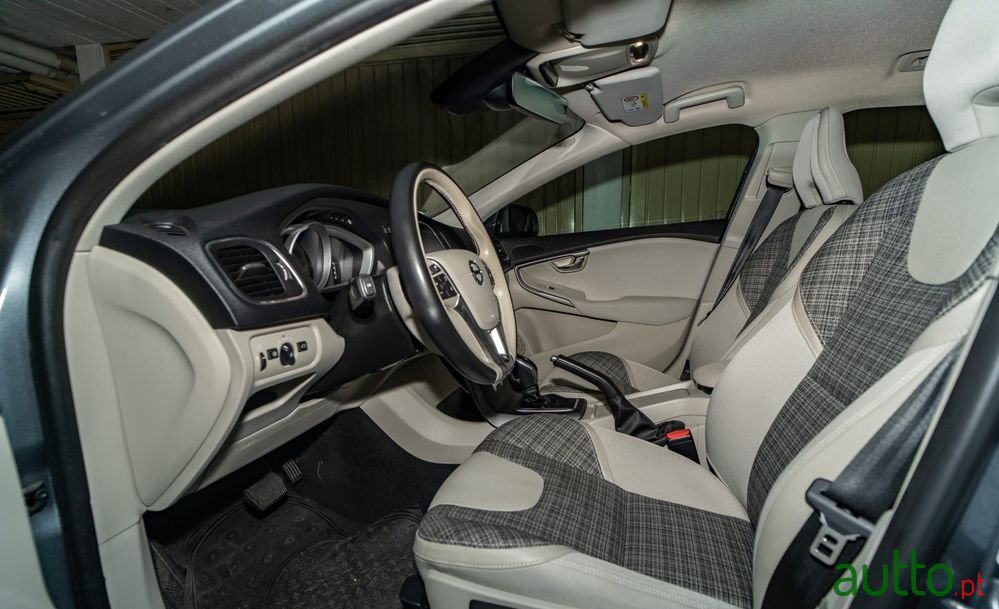 2017' Volvo V40 photo #6