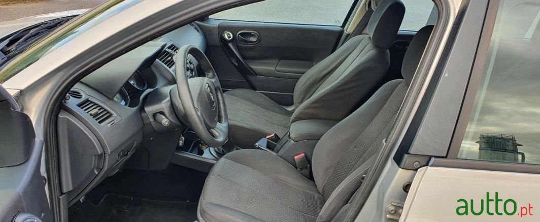 2004' Renault Megane Break photo #1