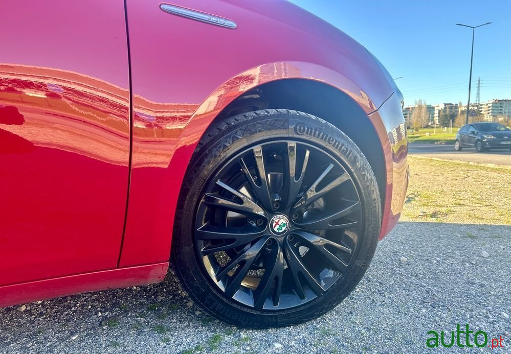 2015' Alfa Romeo Giulietta 1.6 Jtdm photo #6