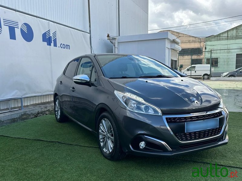 2019' Peugeot 208 photo #2