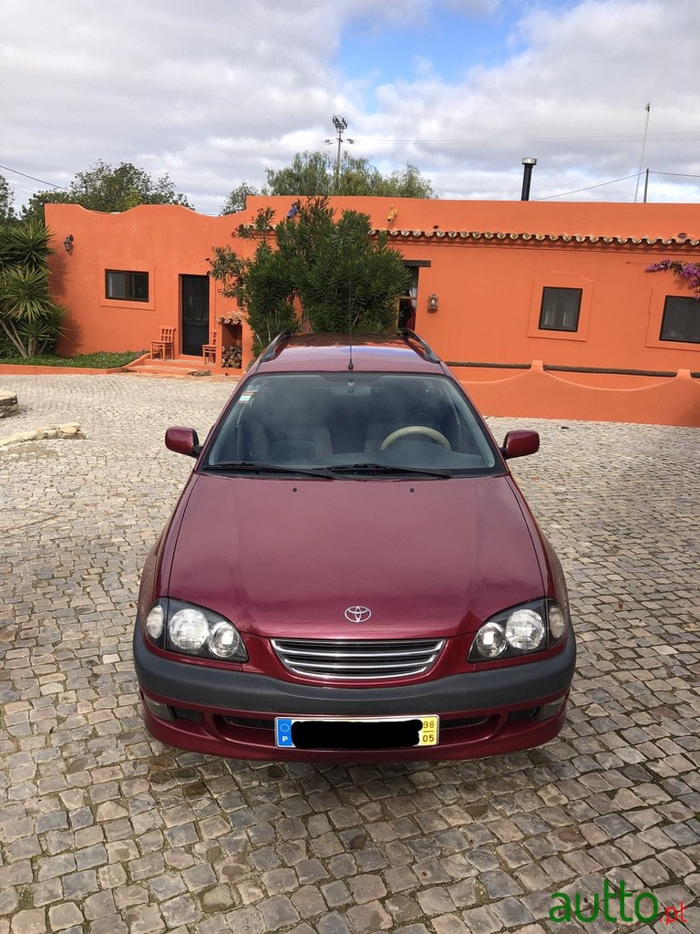 1998' Toyota Avensis photo #1