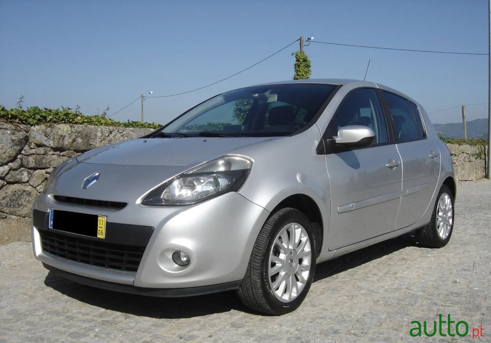 2011' Renault Clio photo #3