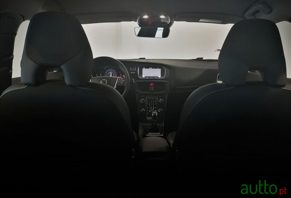 2019' Volvo V40 photo #4