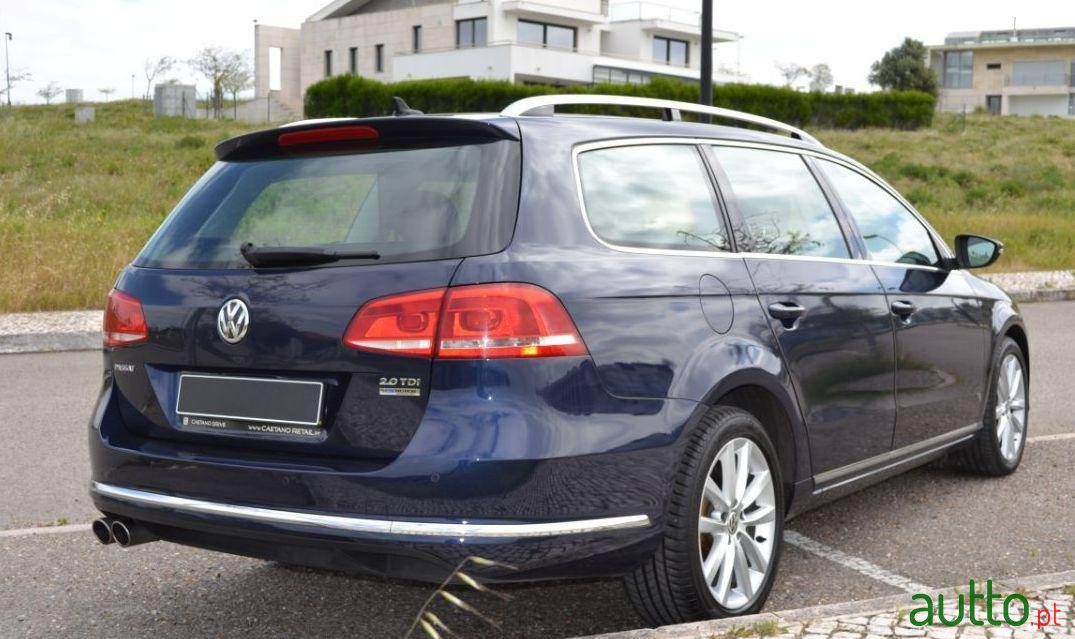 2011' Volkswagen Passat Variant photo #2