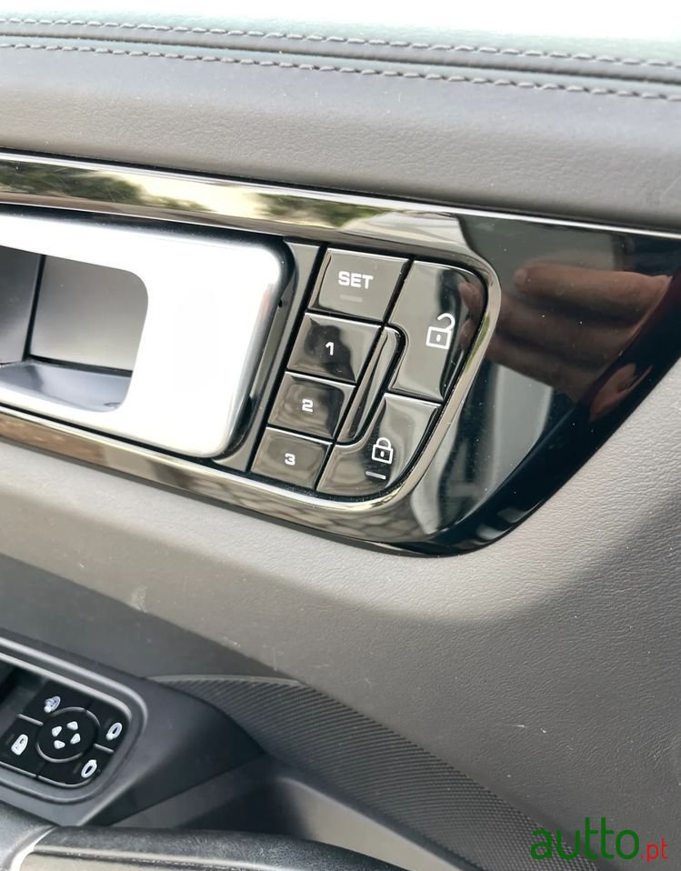 2020' Porsche Cayenne photo #5