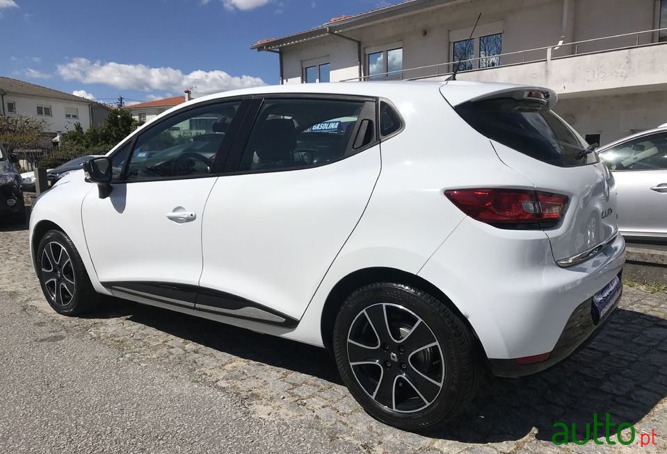 2015' Renault Clio photo #2