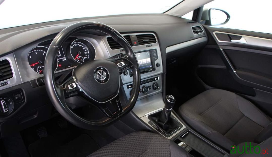 2017' Volkswagen Golf photo #2