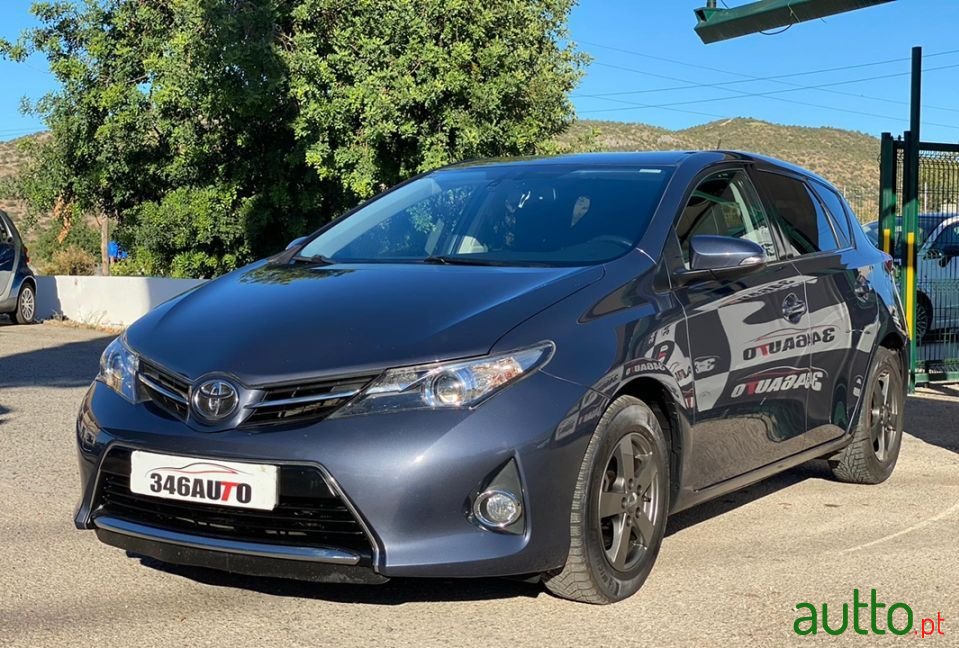 2015' Toyota Auris photo #2