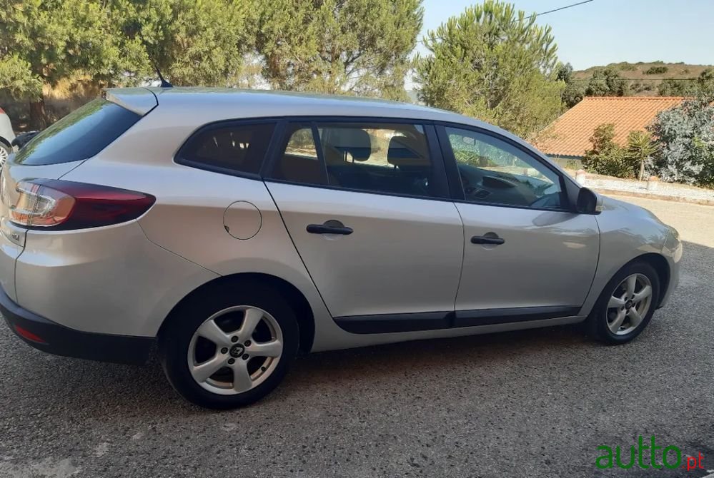2011' Renault Megane Break photo #4