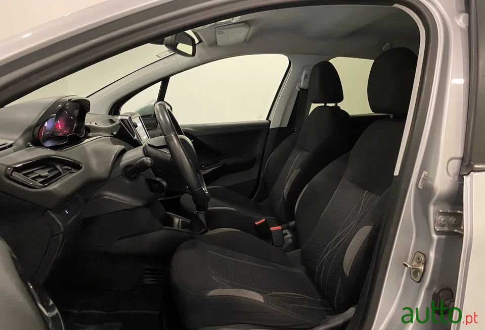 2014' Peugeot 208 photo #6