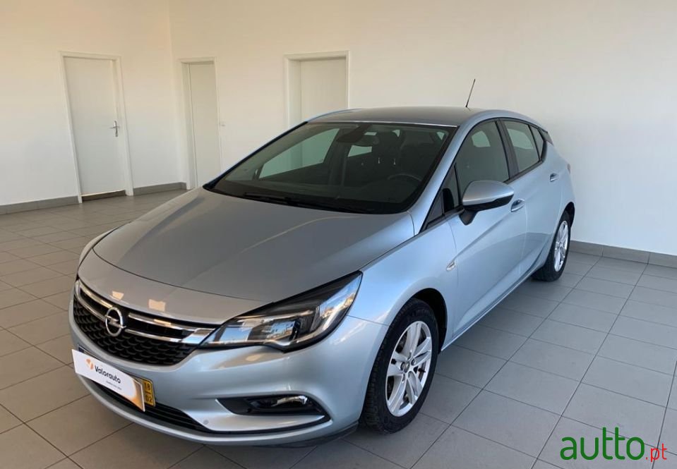 2018' Opel Astra photo #2