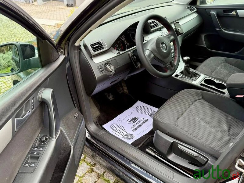 2011' Volkswagen Passat Variant photo #5