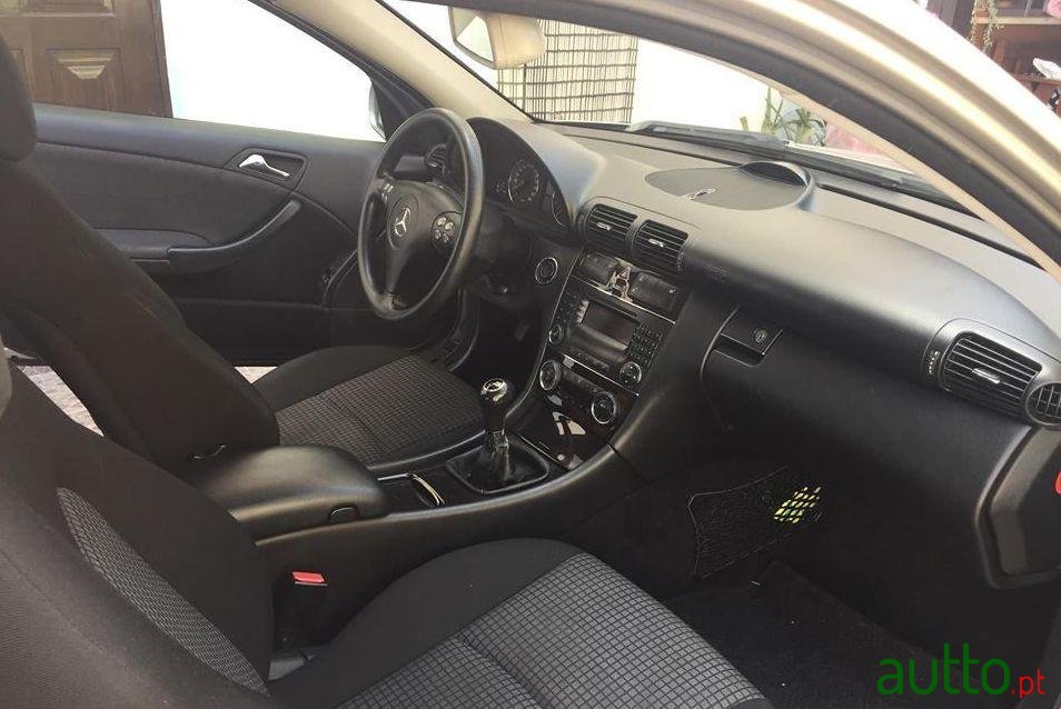 2004' Mercedes-Benz C-220 Sportcoupe photo #1