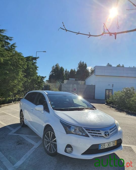 2013' Toyota Avensis Sw photo #2